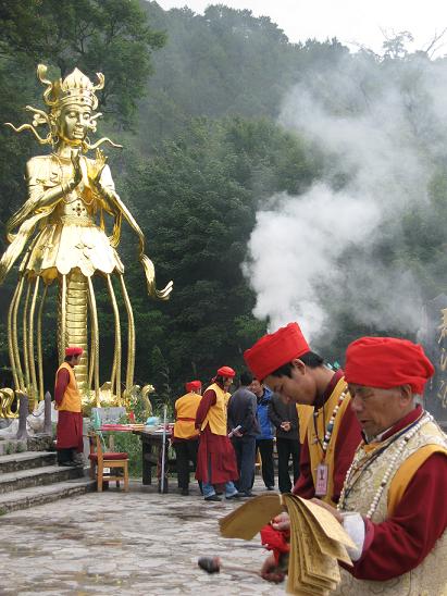 东巴协会在玉水寨举行祭自然神大典